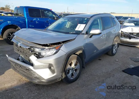 2021 Toyota Rav4 Xle z USA, uszkodzony, nr VIN 2T3W1RFV2MC135899
